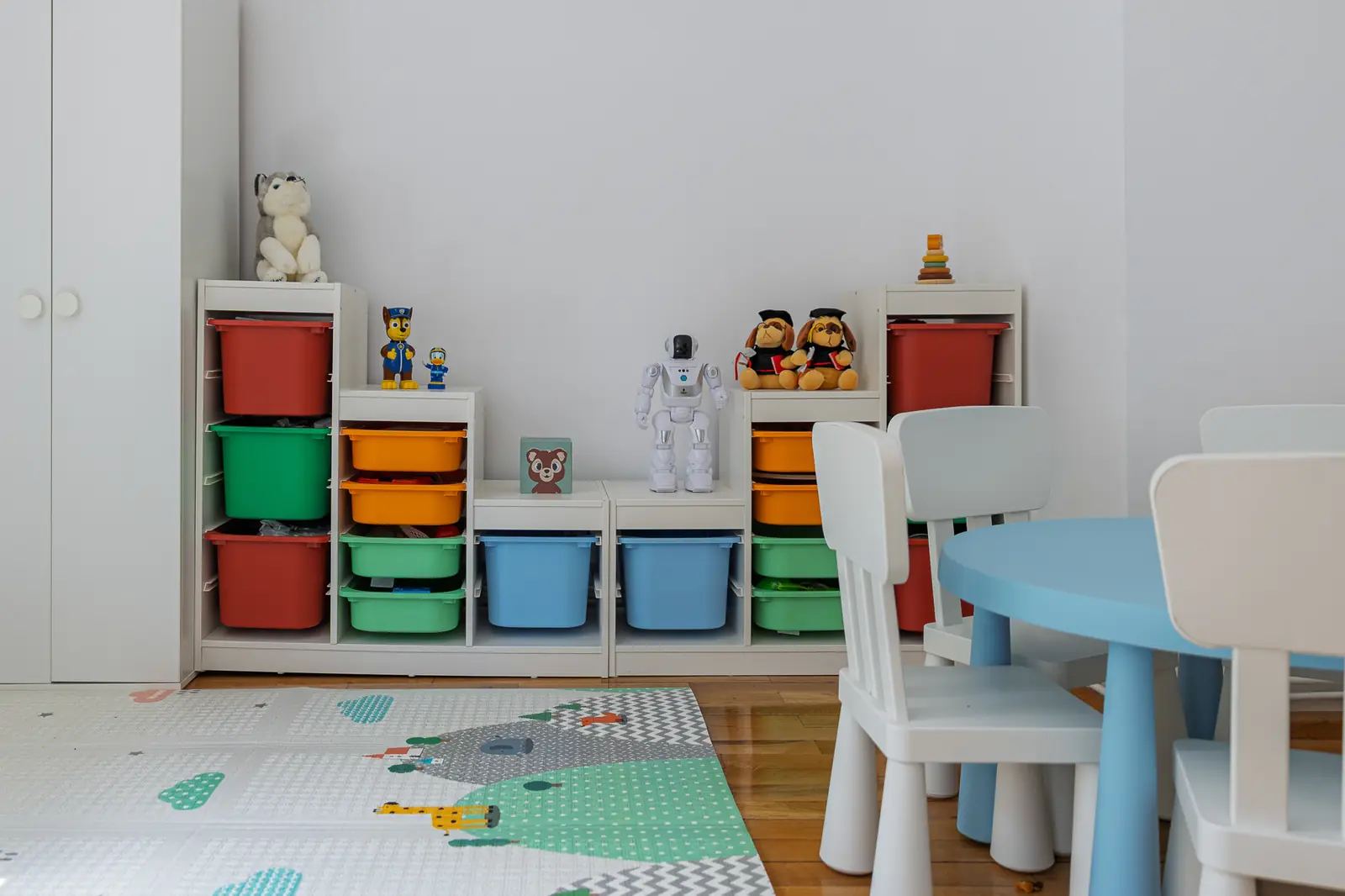 Sala de activități Growing Minds, cu jucării și măsuțe pentru copii