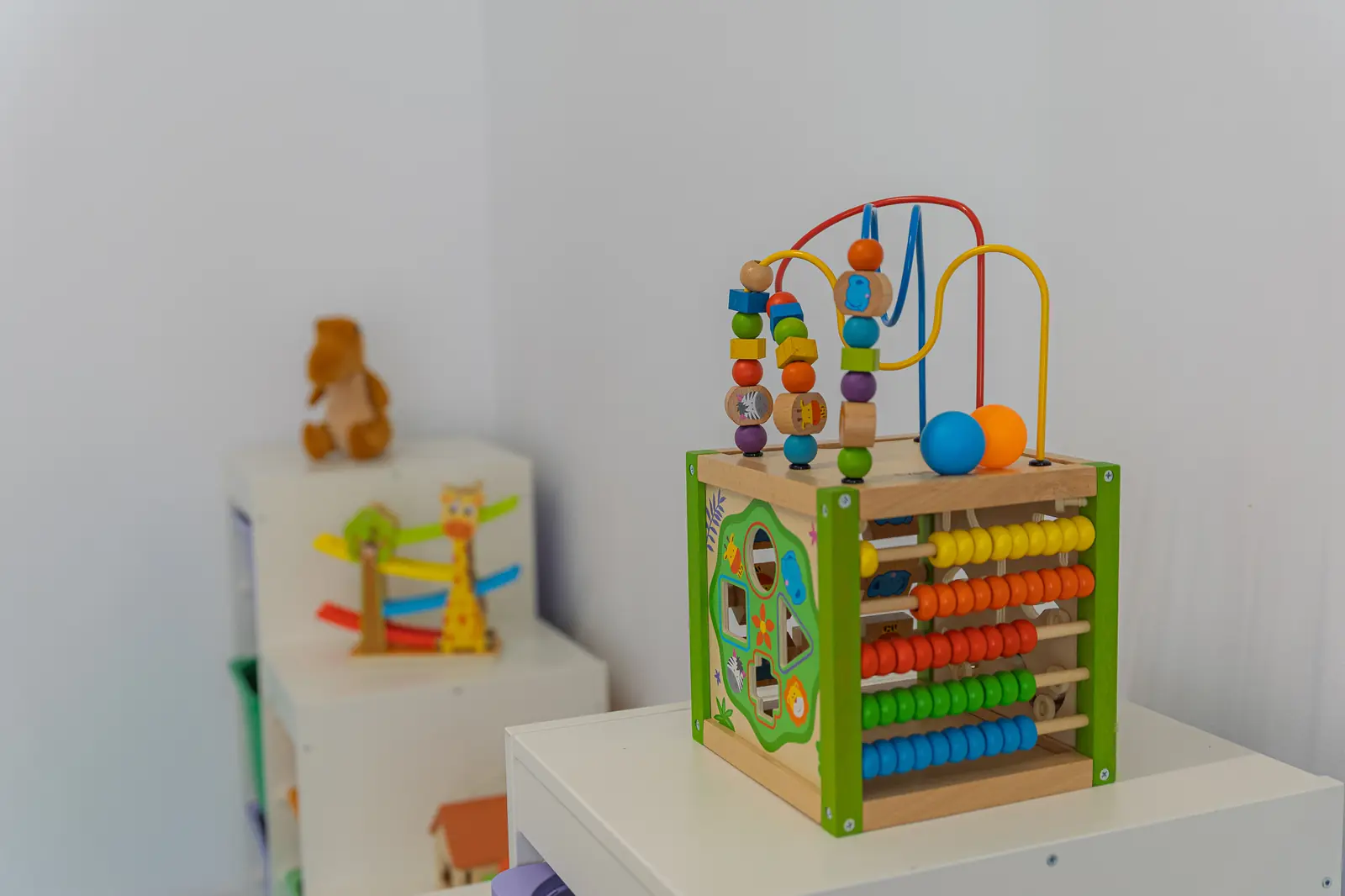 Jucării educative din lemn pe o măsuță